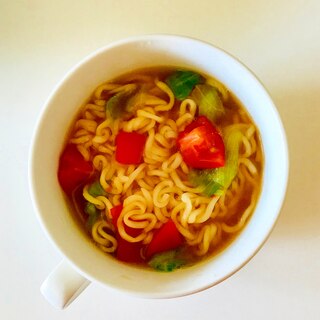 トマト入りインスタントラーメン